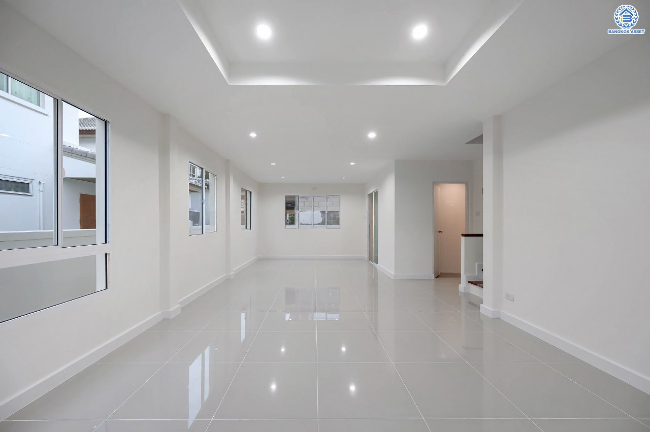 บ้านมือสองตกแต่งใหม่ โครงการ ชวนชื่นโมดัส แจ้งวัฒนะ เนื้อที่ 51.6 ตร.ว. ฟังก์ชัน 3 ห้องนอน 3 ห้องน้ำ จอดรถได้ 2 คัน รองรับทุกการอยู่อาศัย บนทำเลเดินทางเข้า-ออกเมืองสะดวก เชื่อมต่อถนนเลี่ยงเมืองปากเกร็ด, ถนนแจ้งวัฒนะ, ถนนติวานนท์ ใกล้รถไฟฟ้าสายสีชมพู "สถานีเลี่ยงเมืองปากเกร็ด" ทางด่วน "แจ้งวัฒนะ" และเซ็นทรัล แจ้งวัฒนะ